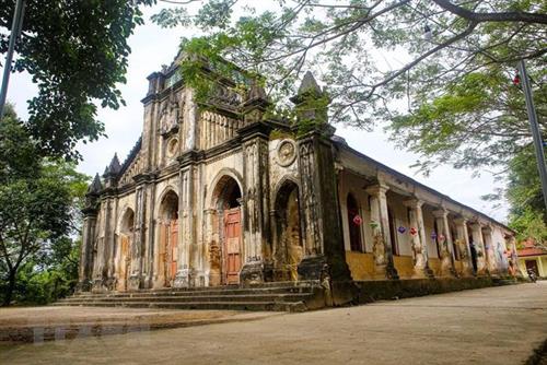 Nhà thờ cổ Tùng Sơn tọa lạc ở thôn Tùng Sơn, xã Hòa Sơn, huyện Hòa Vang, thành phố Đà Nẵng