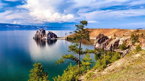Hồ Baikal, Nga: Hồ có độ sâu 1.700 m, hình thành cách đây 25 triệu năm.