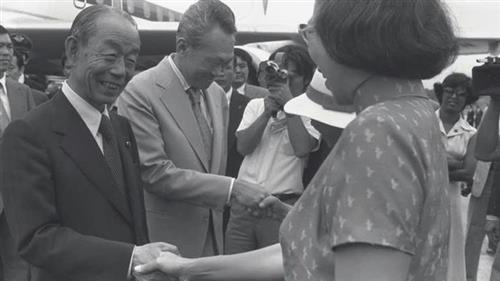 Thủ tướng Nhật Bản Takeo Fukuda (trái) được tiếp đón tại sân bay Paya Lebar nhân chuyến thăm chính thức hai ngày tới Singapore vào tháng 8/1977. (Nguồn: Singapore Press)