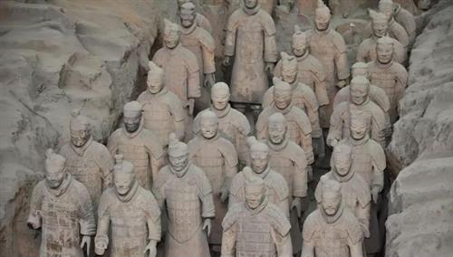 Đội quân đất nung như người thật được chôn cất xung quanh lăng mộ của hoàng đế Tần Thủy Hoàng để bảo vệ ông ở thế giới bên kia