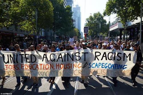 Hàng nghìn người đã tham gia một cuộc mít tinh tại thành phố Melbourne nhằm phản đối chủ nghĩa bài Hồi giáo sau vụ thảm sát ở New Zealand. Ảnh: msn.com