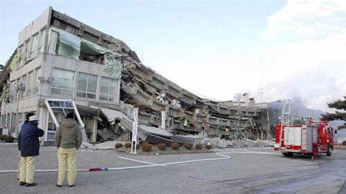 Một nhà máy đổ sập ở TP Sukagawa, tỉnh Fukushima sau trận động đất. Ảnh: Fukushima Minpo