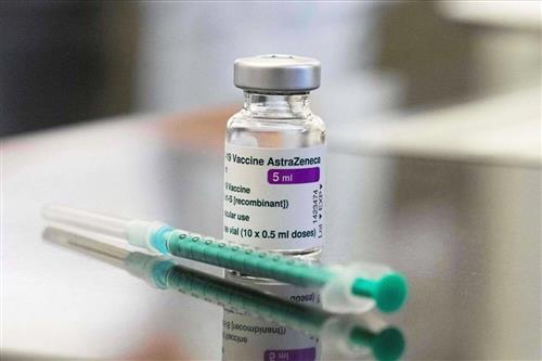 Vaccine COVID-19 của AstraZeneca/Oxford được WHO phê duyệt sử dụng khẩn cấp. Ảnh: AFP