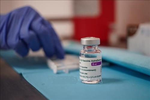Vaccine ngừa COVID-19 của hãng dược AstraZeneca. Ảnh: PAP/VN+