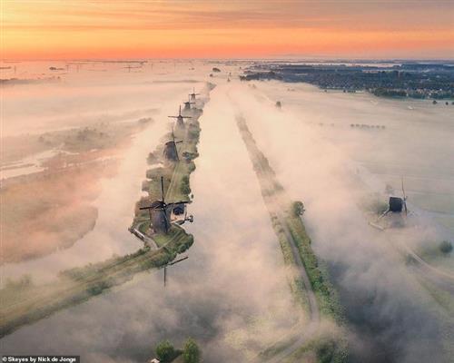 Hình ảnh thanh bình này là những chiếc cối xay gió Overwaard có từ thế kỷ 18 ở làng Kinderdijk. Nó đã được UNESCO công nhận là Di sản Thế giới từ năm 1997
