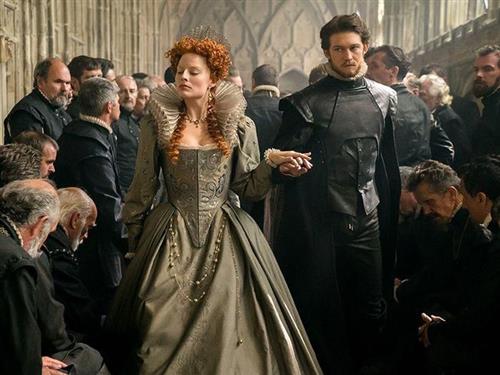 Mary Queen of Scots: Theo Screenrant, trang phục trong bộ phim này phản ánh đúng thời trang hoàng gia vào thời điểm đó. Thậm chí, người hầu và nông dân cũng mặc quần áo chính xác về mặt lịch sử. Ảnh: WhoWhatWear.