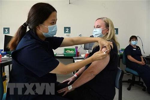 Nhân viên y tế tiêm vaccine ngừa COVID-19 cho người dân tại Sydney, Australia. (Ảnh: AFP/VN+)