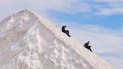 Du khách và người dân tụ tập chơi đùa trước những "ngọn núi trắng như tuyết"