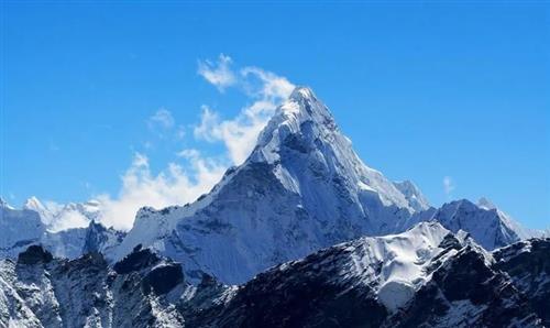 Theo World Atlas, Everest là đỉnh núi cao nhất trên thế giới. Đỉnh núi này còn được gọi là “ Thánh mẫu của vũ trụ”. Ảnh: World Atlas.