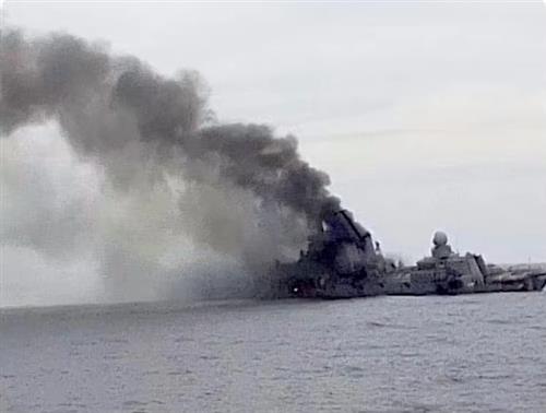 Tuần dương hạm Moskva của Hạm đội Biển Đen bốc cháy, sau khi được cho là trúng tên lửa của Ukraine. Ảnh: Kyodo.