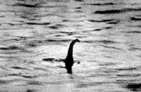 Bức hình chụp lại hình ảnh quái vật hồ Loch Ness của Surgeon (năm 1934)