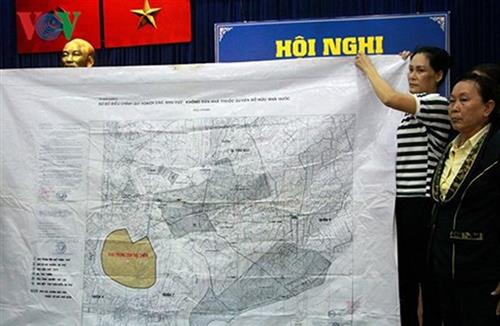 Người dân trưng ra bản đồ quy hoạch Thủ Thiêm tại buổi tiếp xúc cử tri.