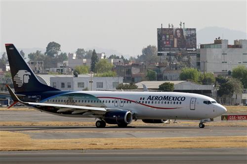 Người đàn ông cảm thấy không được khỏe chỉ ít phút sau khi chuyến bay của hãng hàng không Aeromexico cất cánh tới Nhật Bản. Ảnh: Reuters