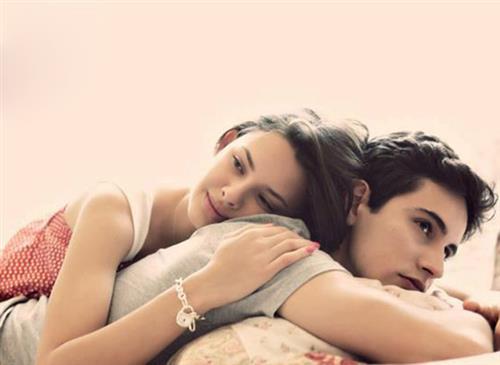 Nhi chui vào chăn khẽ khàng như một chú mèo mềm mại rúc rúc nơi cạnh sườn Trần Minh ngủ ngon lành (Ảnh minh họa)