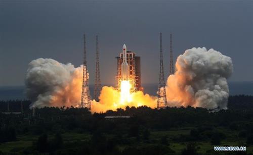 Tên lửa đẩy Trường Chinh 5B Y2 mang mô-đun Thiên Hà được phóng hôm 29/4. Ảnh: Xinhua