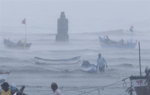 Bão Tauktae, cơn bão mạnh nhất từng xuất hiện trên Biển Arab trong 20 năm qua, đổ bộ vào bờ biển bang Gujarat, Tây Nam Ấn Độ, gây ra mưa to, gió giật mạnh tới 165 km/h, kèm theo sóng lớn, Cơ quan Khí tượng Ấn Độ cho biết. Ảnh: AP.