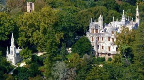Bồ Đào Nha là một trong những quốc gia nhỏ nhất châu Âu, nhưng có hàng loạt điểm đến thú vị cho du khách khám phá. Trong đó, lâu đài Quinta da Regaleira ở Sintra nằm trong rừng có vẻ đẹp lạ lùng và huyền bí. Ảnh: Portugalvirtual.
