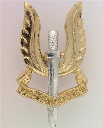 Huy hiệu SAS (gắn ve áo) có dòng chữ "Who dares wins" (Ai dám làm sẽ thắng). Ảnh: National Army Museum.