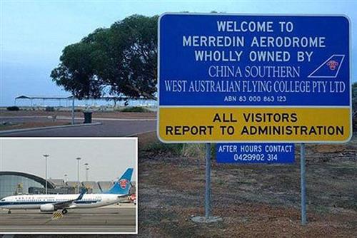 Biển chỉ dẫn đường vào sân bay Merredin Aerodrome ở bang Tây Australia, trên đó ghi rõ chủ sở hữu thuộc China Southern Airlines