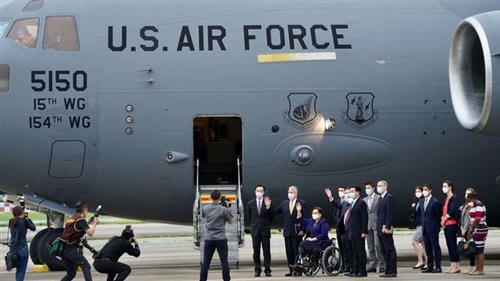 Phái đoàn Mỹ đến đảo Đài Loan vào ngày 6/6 trên chiếc chuyên cơ vận tải C-17 Globemaster III của Không quân Mỹ. Ảnh: AFP.