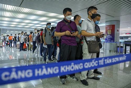 Hành khách nhập cảnh làm thủ tục kiểm dịch tại sân bay Tân Sơn Nhất. Ảnh: Hữu Khoa