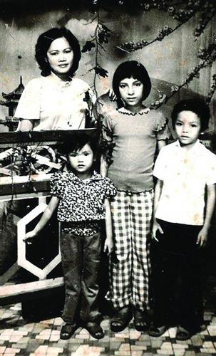 Ca sĩ Phi Nhung (tên thật là Phạm Phi Nhung) sinh năm 1972 tại Pleiku, là con lai Việt Mỹ, mẹ cô là người Việt, bố là một quân nhân Hoa Kỳ đồn trú tại Pleiku. (Ảnh: VN+)