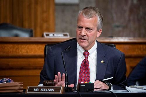Dan Sullivan, Thượng nghị sĩ Mỹ thuộc đảng Cộng hòa, phát biểu trong cuộc điều trần của Ủy ban Quân vụ Thượng viện Mỹ vào ngày 7/5/2020. Ảnh: Reuters.