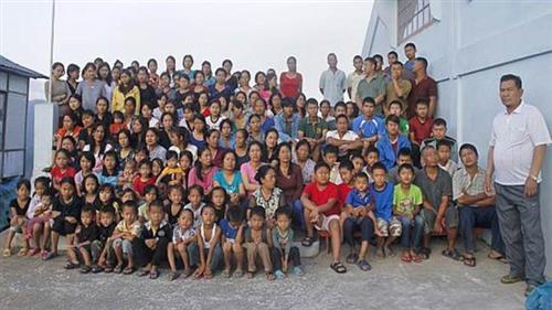 Ông Ziona Chana chụp ảnh cùng đại gia đình được cho là đông nhất thế giới. Ảnh: Reuters.