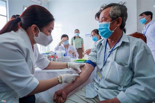 Người dân được tiêm thử nghiệm vaccine Nano Covax tại Long An. Ảnh: Chí Hùng.