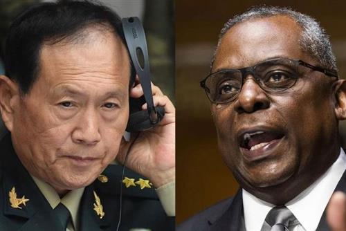 Bộ trưởng Quốc phòng Trung Quốc Ngụy Phượng Hòa (trái) và người đồng cấp Mỹ Lloyd Austin. Ảnh: AP