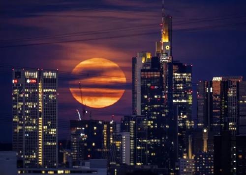 Ở Frankfurt (Đức), trăng nhô lên phía sau các tòa nhà tại khu vực gồm nhiều ngân hàng trong thành phố.