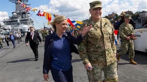 Thủ tướng Thụy Điển Magdalena Andersson và Chủ tịch Hội đồng Tham mưu trưởng Liên quân Mỹ Mark Milley. (Ảnh: AP)