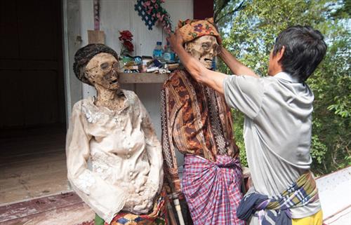 Dân làng Toraja ở tỉnh South Sulawesi cho biết, tục lệ này có tên là MaiNene, còn gọi là Lễ tắm rửa cho các hài cốt. Người dân ở đây tin rằng sau khi chết, linh hồn của người đã khuất phải quay trở về nhà.