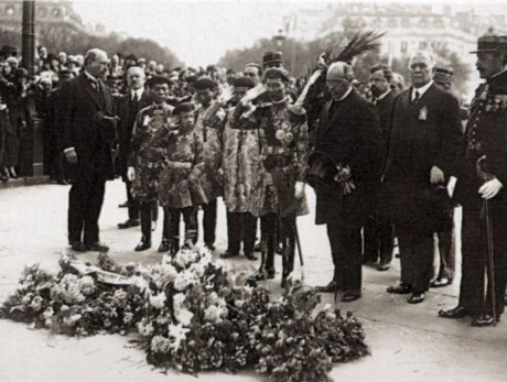 Bảo Đại tiếp xúc với nền văn hóa Pháp từ rất sớm. Bức ảnh trên chụp khi ông còn đang là Hoàng tử Vĩnh Thụy, trong chuyến thăm tới Pháp năm 1922 cùng Vua cha Khải Định