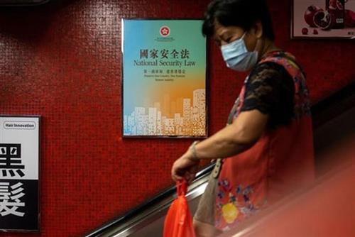Tấm áp phích giới thiệu luật an ninh quốc gia mới của Trung Quốc đối với Hồng Kông tại một trạm tàu cao tốc ở đặc khu hành chính này. Ảnh: EPA