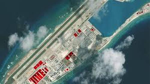 Để thực hiện âm mưu độc chiếm Biển Đông, Trung Quốc đã nhanh chóng mở rộng sức mạnh hải quân, đóng các tàu sân bay và tàu chiến lớn; không dừng lại ở đó, Trung Quốc còn xây dựng trái phép các căn cứ quân sự trên Biển Đông. Ảnh: Trung Quốc xây dựng trái phép trên đá Chữ Thập của Việt Nam - Nguồn: AMTI/CSIS