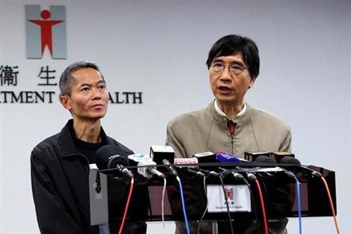Nhà vi trùng học Yuen Kwok-yung (phải), người đã cáo buộc chính quyền Trung Quốc đã hủy hiện trường coronavirus ở Vũ Hán trong một sự kiện gần đây. Ảnh: AP