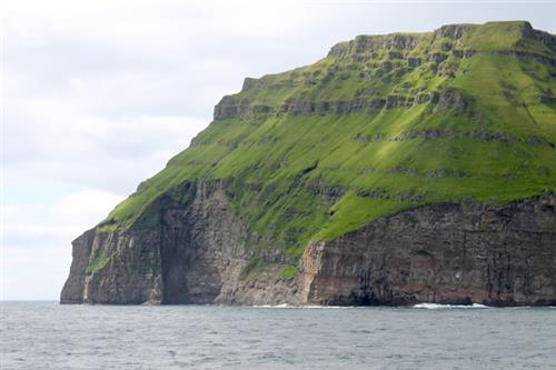 Lítla Dímun là đảo nhỏ nhất trong số 18 đảo chính của quần đảo Faroe, với địa hình hiểm trở và không có người sinh sống. Tuy nhiên, hòn đảo này lại là điểm tham quan hút khách nhờ hiện tượng thời tiết đặc biệt. Ảnh: Amazing Places.