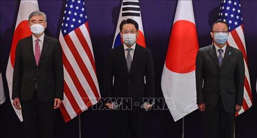 Đặc phái viên Mỹ Sung Kim (trái), đặc phái viên Hàn Quốc Noh Kyu-duk (giữa) và đặc phái viên Nhật Bản Takehiro Funakoshi (phải) tại cuộc gặp ở Seoul, Hàn Quốc, ngày 21/6/2021. Ảnh (tư liệu): YONHAP/VN+