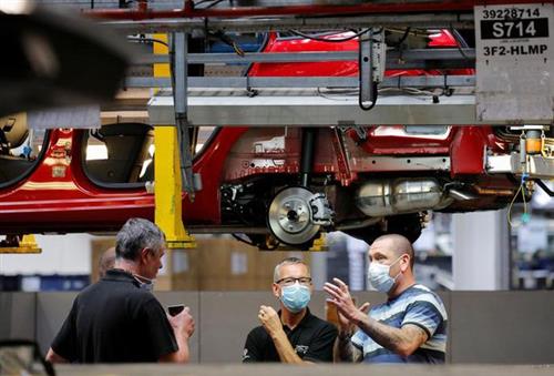Tình trạng thiếu chip trên toàn thế giới đã buộc các nhà sản xuất ôtô và các ngành công nghiệp khác giảm sản lượng trong năm nay. Ảnh: Reuters.