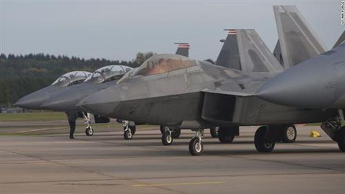 Tiêm kích tàng hình F-22 và 3 chiếc F-15 tại căn cứ không quân ở Anh. Ảnh: USAF.