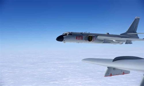 Máy bay ném bom của Trung Quốc bay trên Biển Đông. Ảnh: Tân Hoa xã.