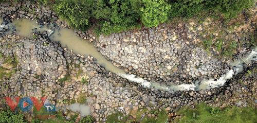 Suối Ia Ruai chảy qua địa bàn xã Ia Phí và thị trấn Ia Ly của huyện Chư Păh. Đoạn suối qua làng Vân của thị trấn Ia Ly dài khoảng 1km trồi lên một bãi đá, có nhiều đoạn lộ thiên