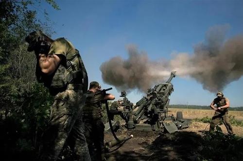 Lực lượng pháo binh tấn công các điểm đóng quân của Nga tại khu vực Donetsk thuộc vùng Donbass phía đông ngày 18/7. Ảnh: New York Times