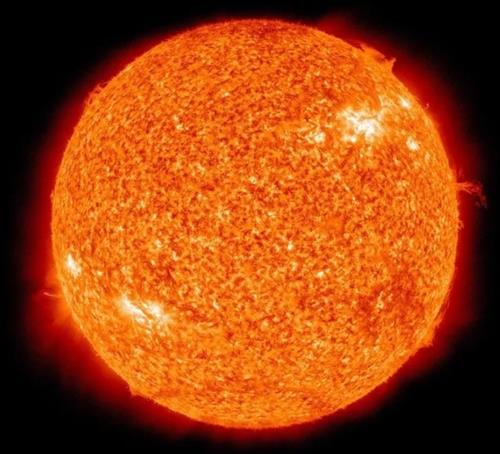 Nhiệt độ tại các cực của Mặt trời không bằng nhau. Nguồn: wikipedia.