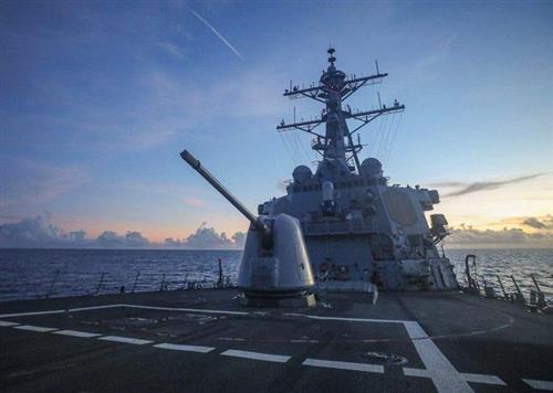 Tàu khu trục USS Benfold tham gia một hoạt động ở biển Đông trong bức ảnh được công bố hôm 13-7. Ảnh: Reuters