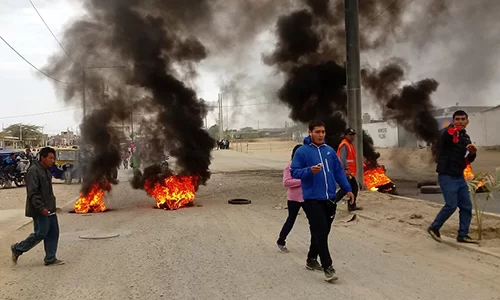Người biểu tình phóng hỏa trong cuộc đụng độ với cảnh sát ở El Alto hôm 16/8. Ảnh: Elregionalpiura.