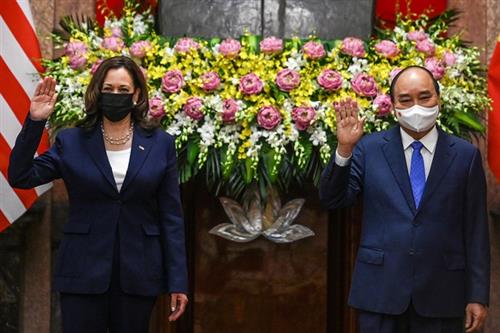 Chủ tịch nước Nguyễn Xuân Phúc và Phó Tổng thống Mỹ Kamala Harris. Ảnh: Reuters.