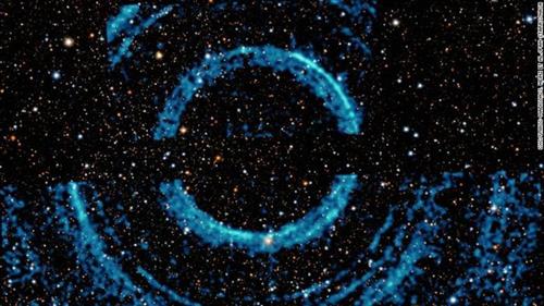 Vòng sáng tia X quanh một hố đen với ngôi sao đồng hành của nó. Những vòng sáng này được tạo nên bởi hiện tượng "tiếng vọng ánh sáng". Ảnh: NASA