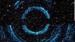 Vòng sáng tia X quanh một hố đen với ngôi sao đồng hành của nó. Những vòng sáng này được tạo nên bởi hiện tượng "tiếng vọng ánh sáng". Ảnh: NASA